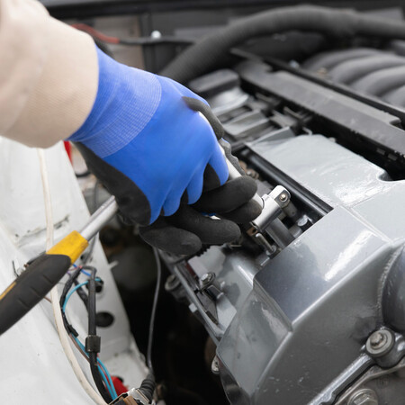 automotive worker with blue glove | Item level solutions - Automotive customer success story